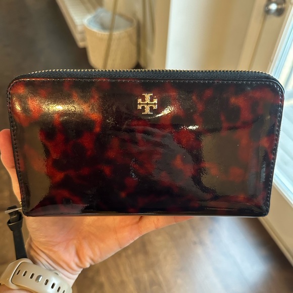 Tory Burch Tortoise Shell Robinson Zip Wallet - Picture 5 of 5
